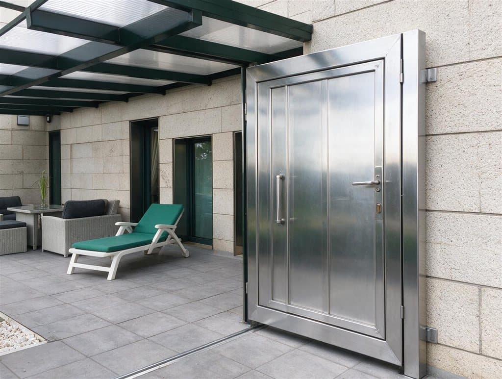 Portal metálico y ventanas de oficina fabricados por Aluminios Suso