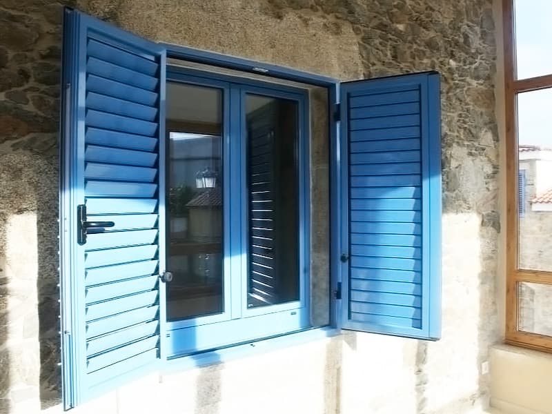 Ventanas y galerías realizadas por Aluminios Suso en Culleredo 6